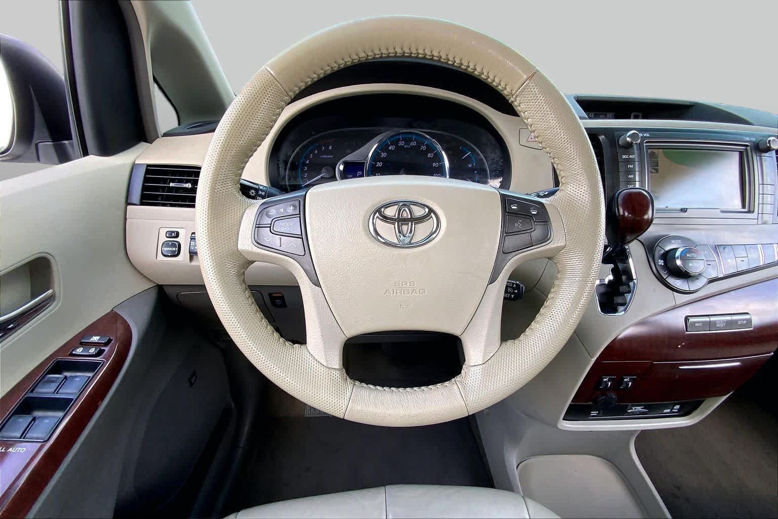 Used 2011 Toyota Sienna XLE w/ XLE Navigation Pkg FWD image 5