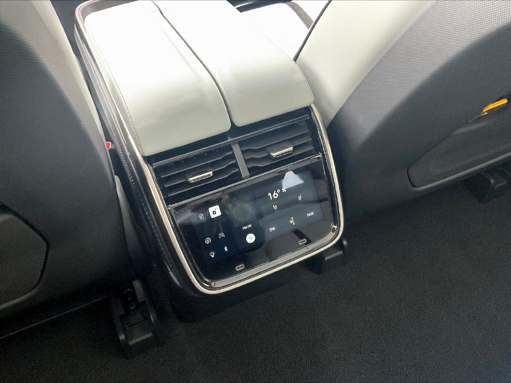 Used 2024 Rivian R1S Adventure Quad AWD/4WD image 10