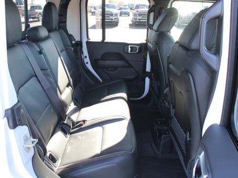 Used 2026 Jeep Gladiator Rubicon w/ Technology Group AWD/4WD image 27