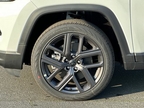 New 2026 Jeep Compass Latitude w/ Sun and Sound Group image 25