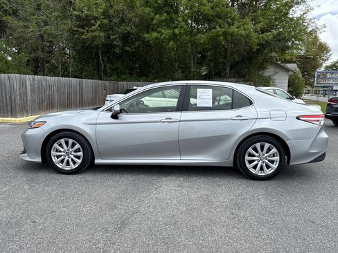 Used 2018 Toyota Camry LE image 2