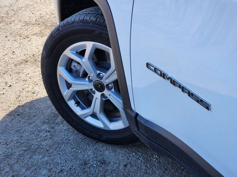 Used 2025 Jeep Compass Latitude image 11