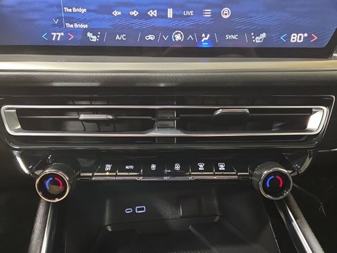 Used 2025 Chevrolet Traverse LT image 29