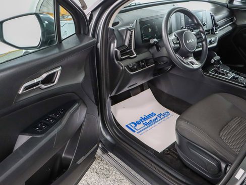 Used 2023 Kia Sportage LX image 3