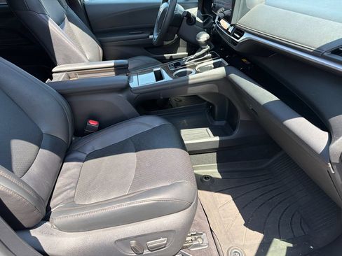 Used 2025 Toyota Sienna Limited AWD/4WD image 11