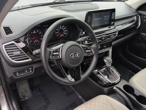 Used 2021 Kia Seltos EX image 2