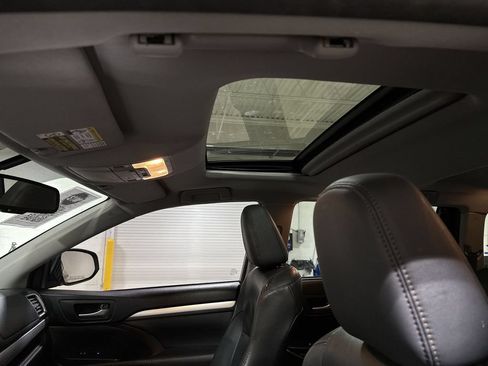 Used 2015 Toyota Highlander XLE AWD/4WD image 19