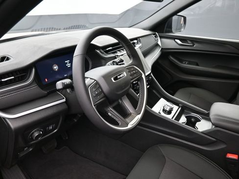 New 2025 Jeep Grand Cherokee Laredo X w/ Luxury Tech Group I RWD image 18
