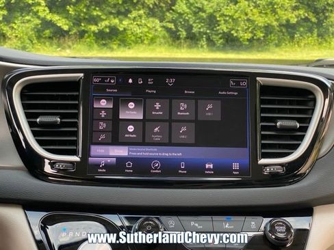 Used 2023 Chrysler Pacifica Touring-L FWD image 24