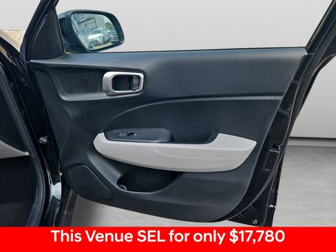 Used 2022 Hyundai Venue SEL FWD image 36