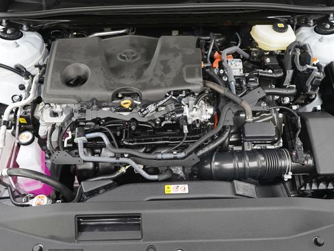 Used 2025 Toyota Camry XLE image 32