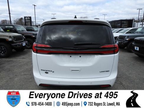 Used 2025 Chrysler Pacifica Limited FWD image 4