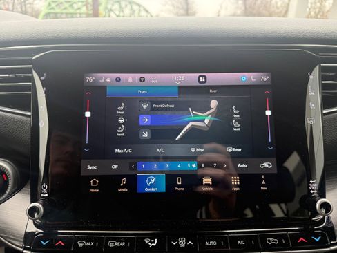 Certified 2024 Jeep Wagoneer L Series II w/ Flexible Seating Group image 28