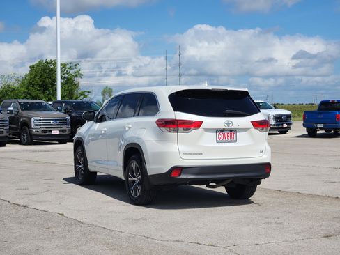 Used 2018 Toyota Highlander Plus FWD image 5