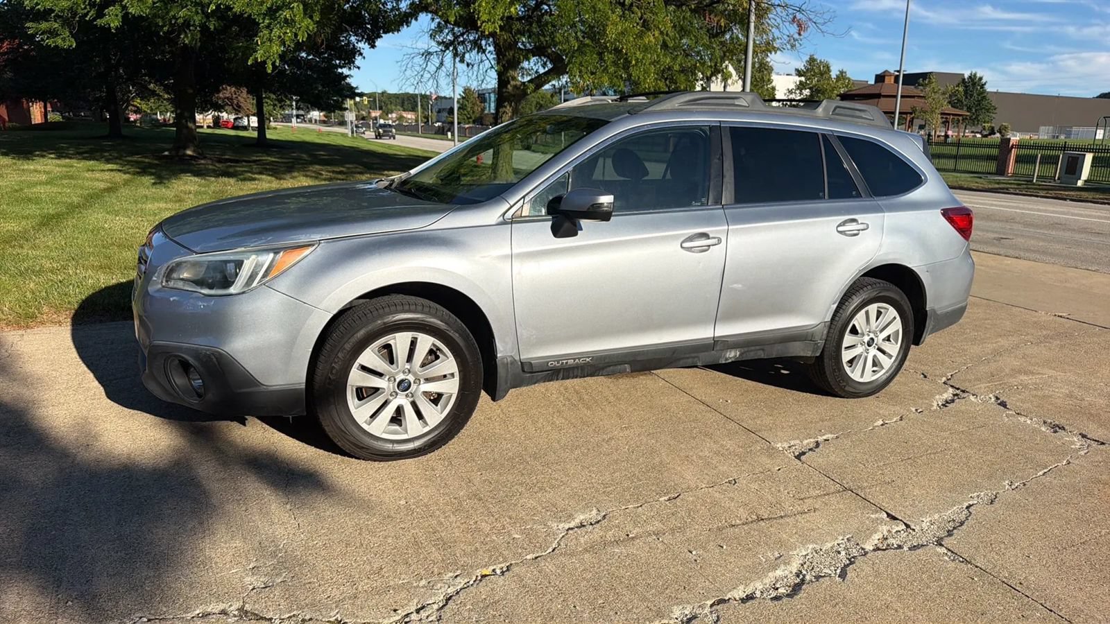 Used 2015 Subaru Outback 2.5i Premium AWD/4WD image 2