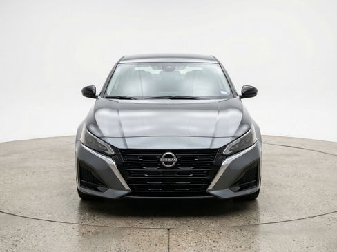 Used 2025 Nissan Altima 2.5 SV FWD image 2