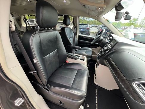 Used 2015 Chrysler Town & Country Touring-L FWD image 29
