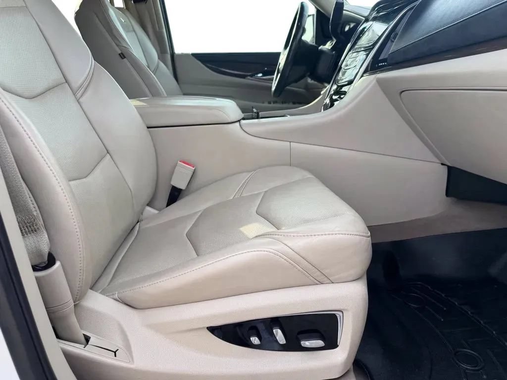 Used 2018 Cadillac Escalade Luxury AWD/4WD image 14