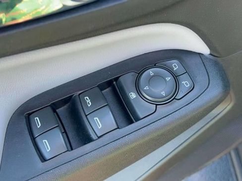 Used 2018 Chevrolet Equinox LT FWD image 23