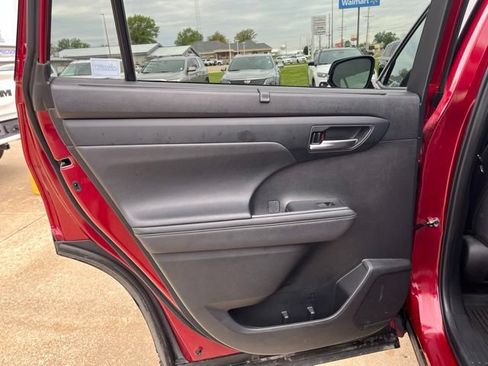 Used 2024 Toyota Highlander XLE AWD/4WD image 26