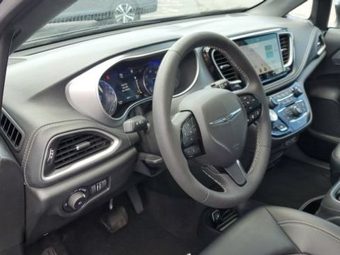 Certified 2023 Chrysler Pacifica Touring-L w/ S Appearance Package FWD image 8