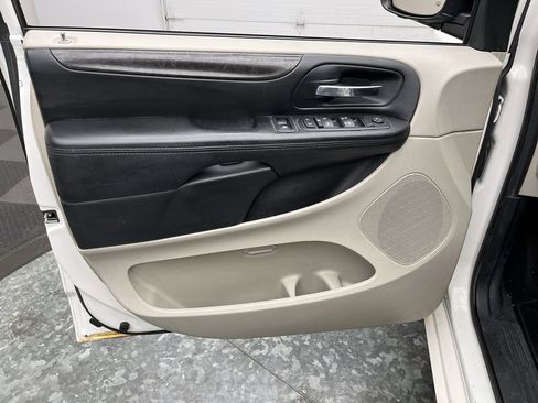 Used 2012 Dodge Grand Caravan SXT image 6