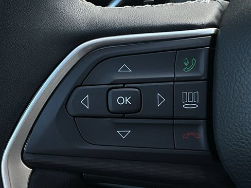 Used 2025 Jeep Grand Cherokee Laredo w/ Luxury Tech Group I AWD/4WD image 37
