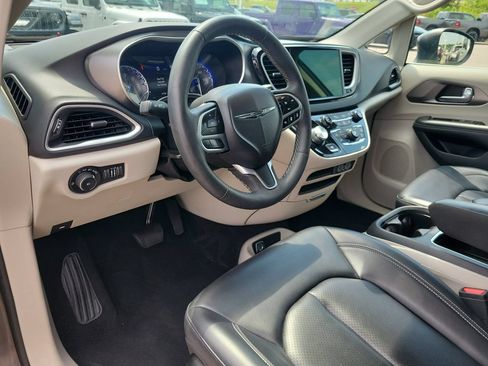 Used 2023 Chrysler Pacifica Touring-L FWD image 19