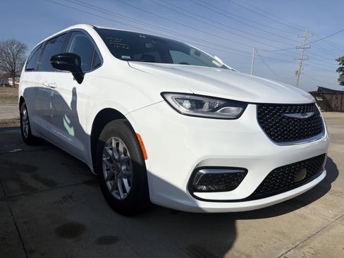 Used 2024 Chrysler Pacifica Touring-L image 2