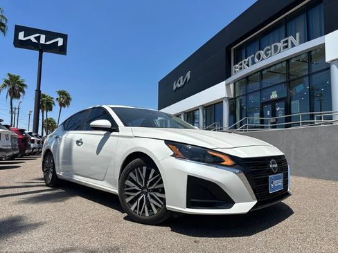 Used 2024 Nissan Altima 2.5 SV w/ SV Premium Package FWD image 1