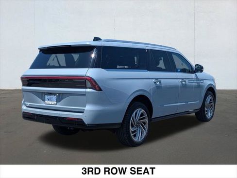 Used 2025 Lincoln Navigator L Reserve AWD/4WD image 5
