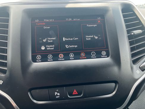 Used 2020 Jeep Cherokee Latitude Plus AWD/4WD image 22