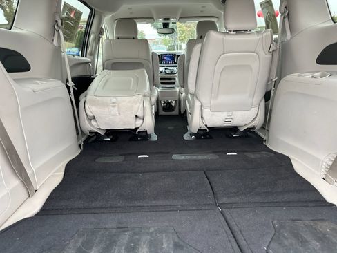 Used 2018 Chrysler Pacifica Touring-L image 16