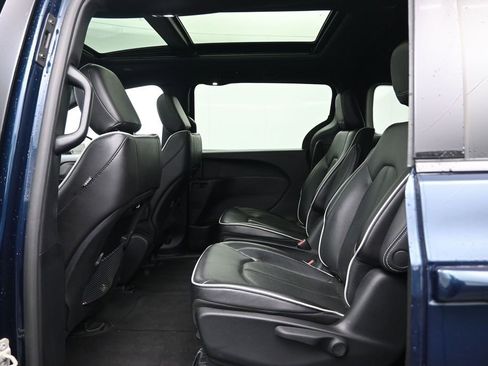 Used 2023 Chrysler Pacifica Limited w/ S Appearance Package FWD image 24