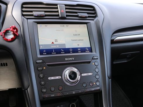 Used 2020 Ford Fusion Titanium image 21