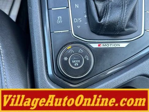 Used 2018 Volkswagen Tiguan SEL AWD/4WD image 26