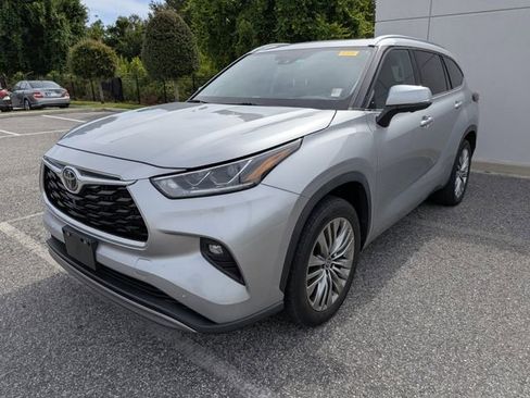 Used 2023 Toyota Highlander Platinum FWD image 2