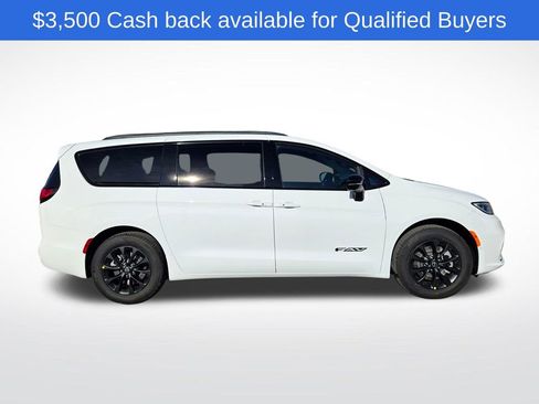 New 2026 Chrysler Pacifica Select image 2