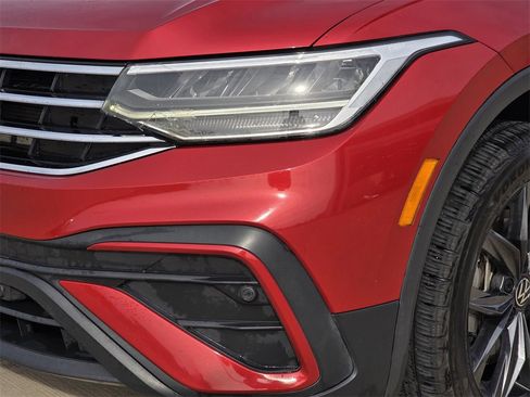 Used 2023 Volkswagen Tiguan SE w/ Panoramic Sunroof Package image 6