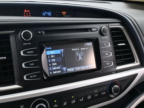 Used 2019 Toyota Highlander LE image 21