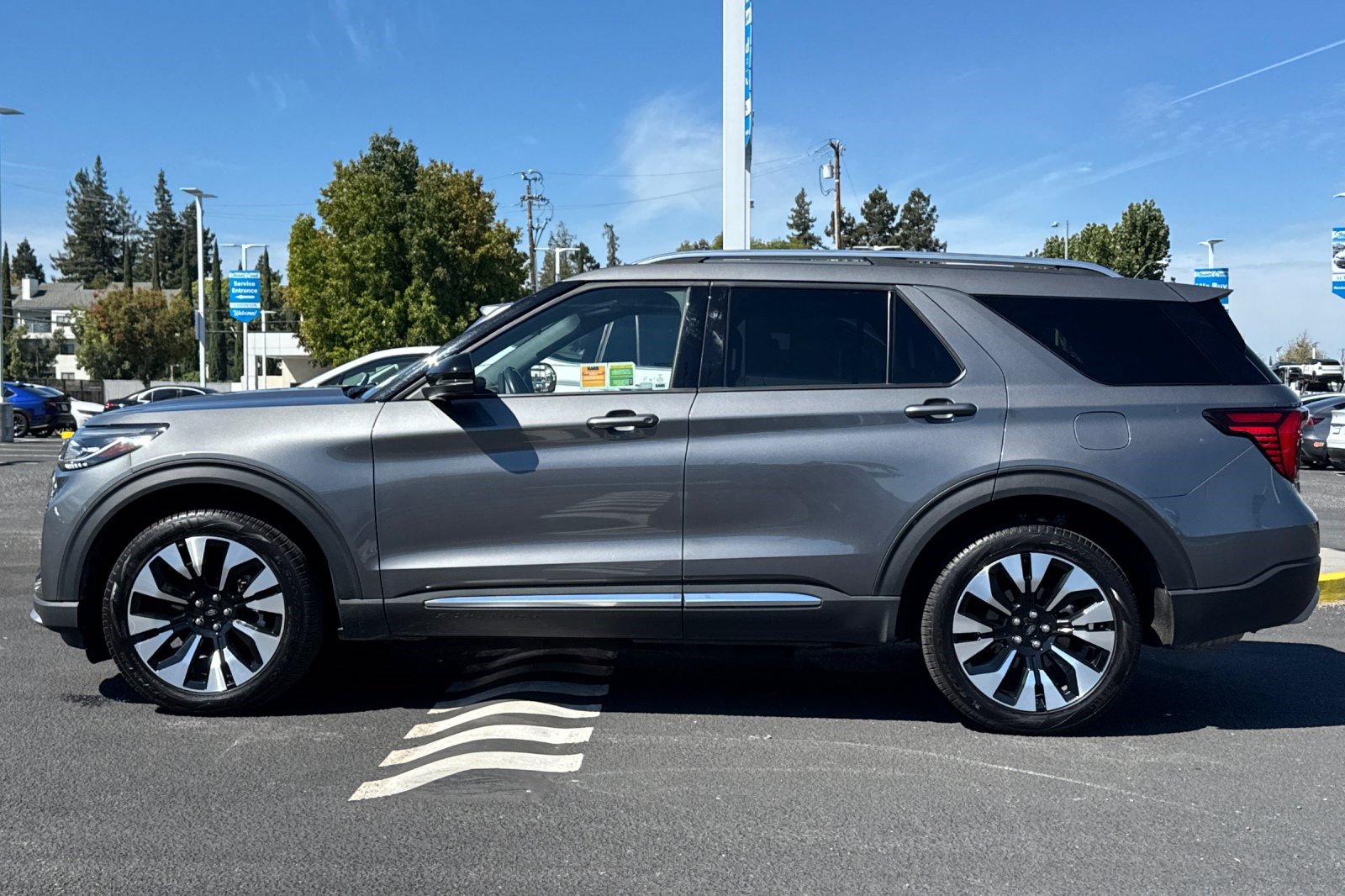 Used 2025 Ford Explorer Platinum w/ LUX Leather Package AWD/4WD image 2