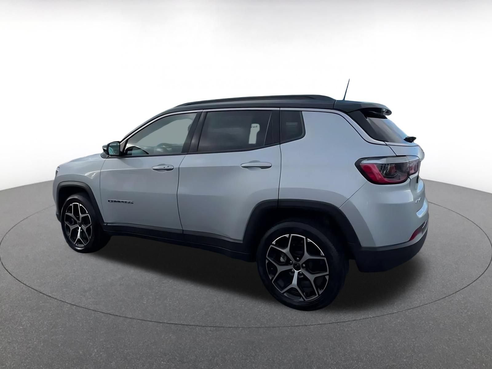 Used 2025 Jeep Compass Limited AWD/4WD image 9