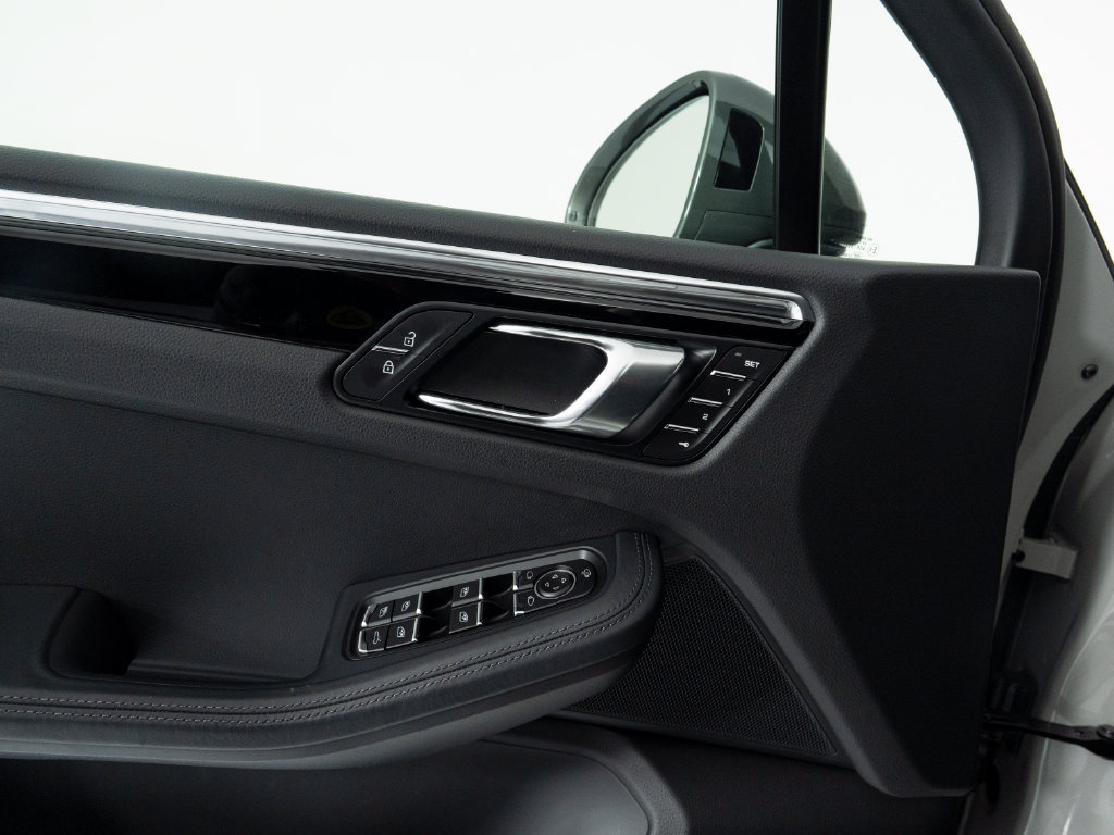 Certified 2026 Porsche Macan Turbo AWD/4WD image 21