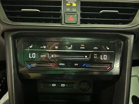 Used 2025 Volkswagen Taos SE FWD image 17