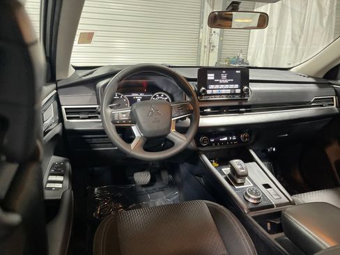 Used 2024 Mitsubishi Outlander ES FWD image 16