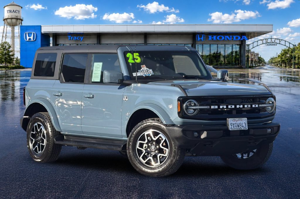 Used 2025 Ford Bronco Outer Banks AWD/4WD image 1