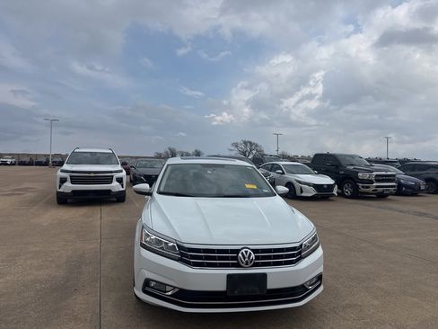Used 2017 Volkswagen Passat 1.8T SE image 3