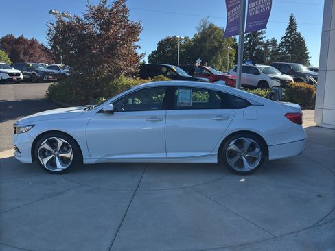 Used 2018 Honda Accord Touring image 3