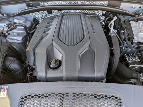 Certified 2025 Porsche Macan AWD/4WD image 28