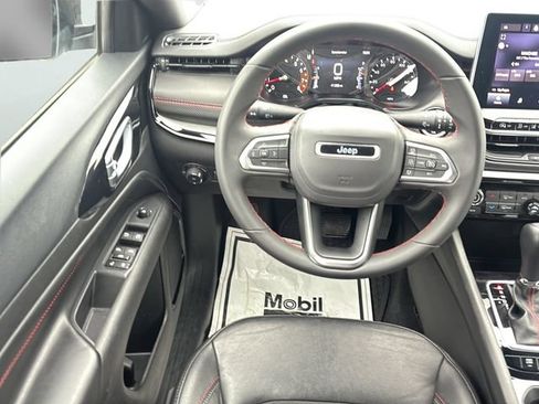 Used 2025 Jeep Compass Trailhawk AWD/4WD image 18